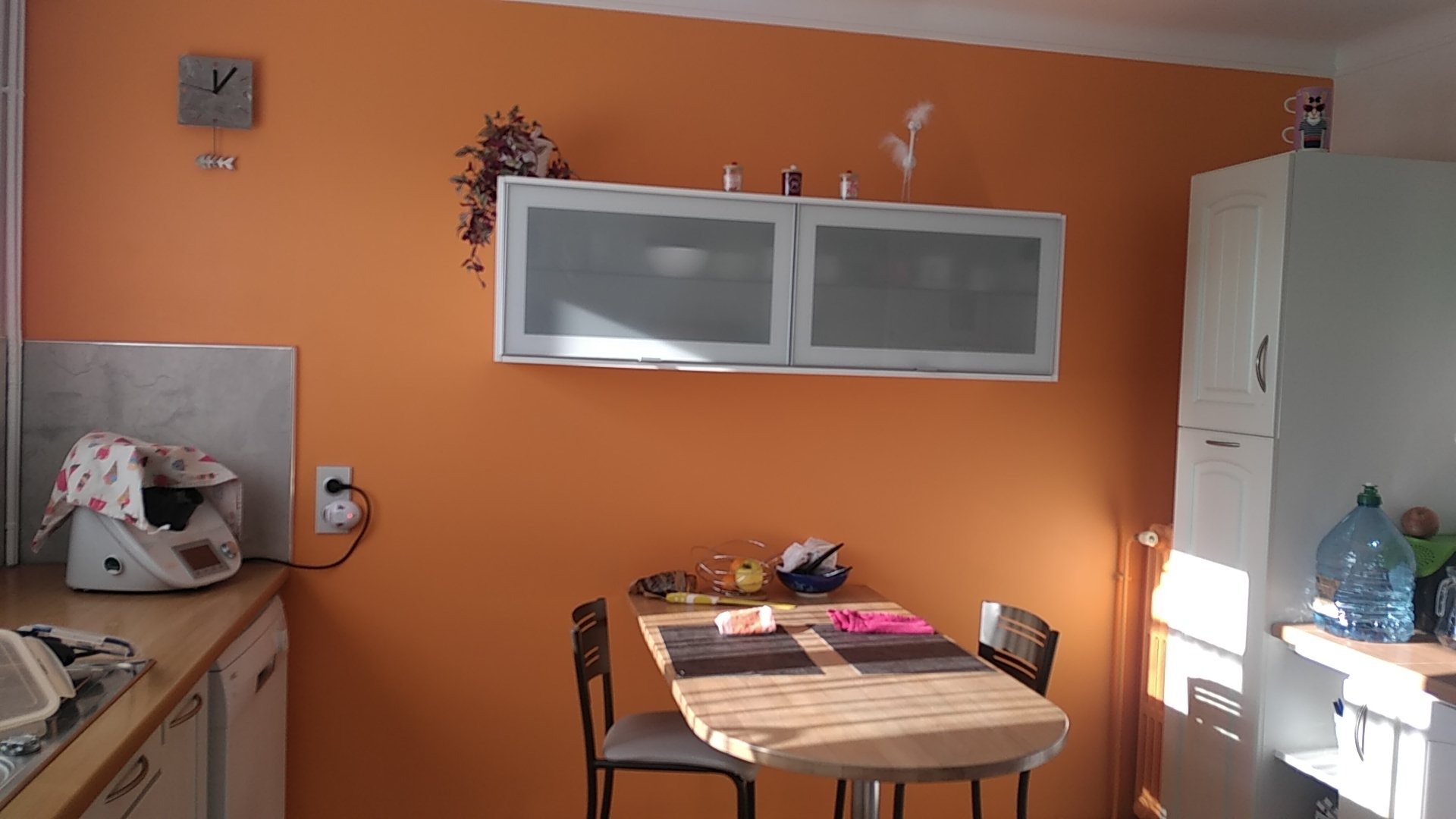 Rénovation voile de mur couleur d’une cuisine avec création de petites étagères